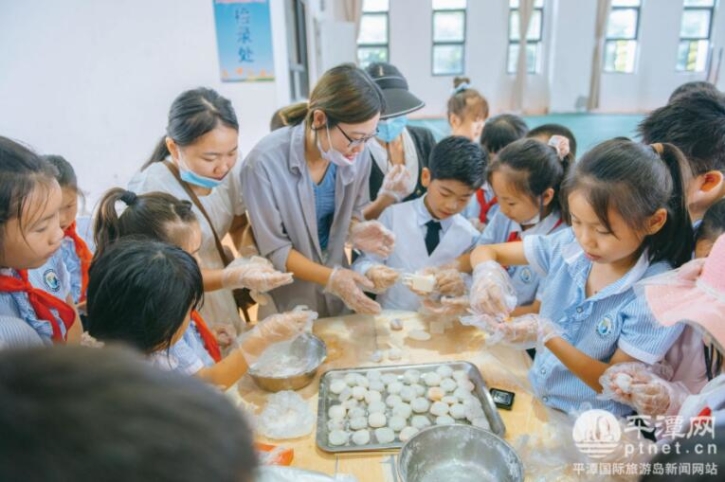 在岚城中心小学，学生们和老师、家长一起制作月饼，欢度中秋.jpg